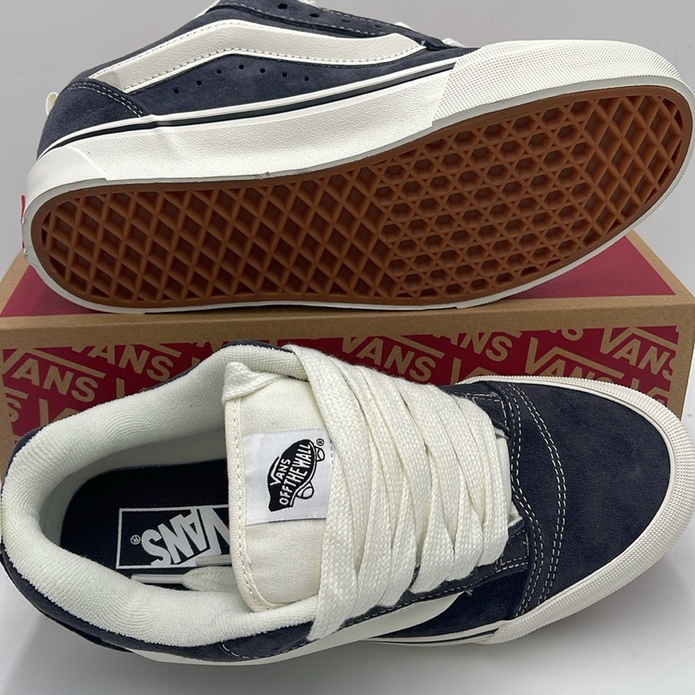 Vans WMNS Gray and White Sneakers Knu Skool
Pig Suede Gray
VN000CS0BGF - Picture 5 of 16